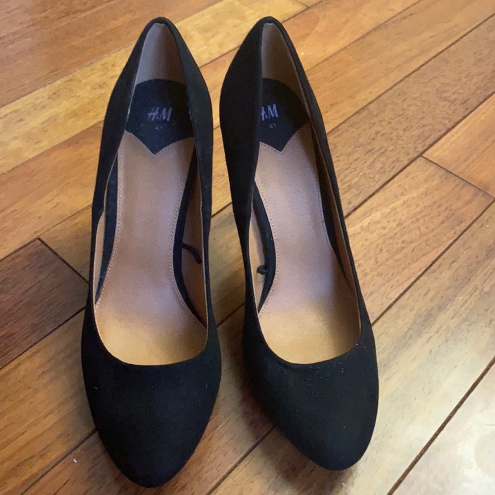 Black pumps with velvety material- like new
